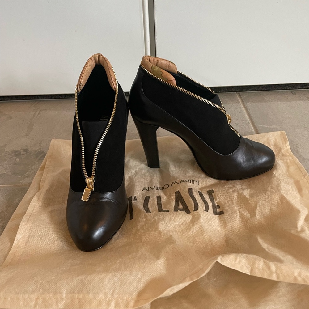 Alviero Martini primo classe Italian leather Black High Heel Shoes